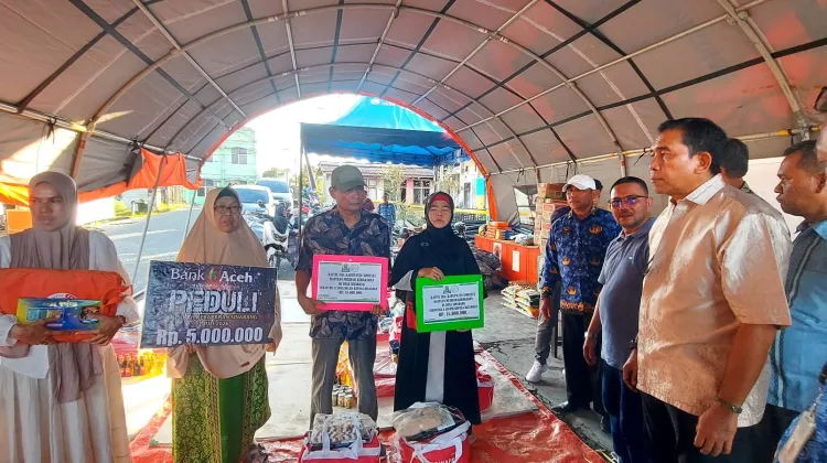 Bupati Monas Serahkan Bantuan Korban Kebakaran Di Desa Sinabang