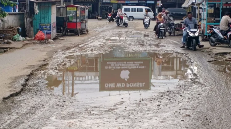 Jalan Kota Idi Bagaikan Kubangan, Masyarakat Minta Pemerintah Aceh dan Pemkab Aceh Timur Segera Perbaiki 
