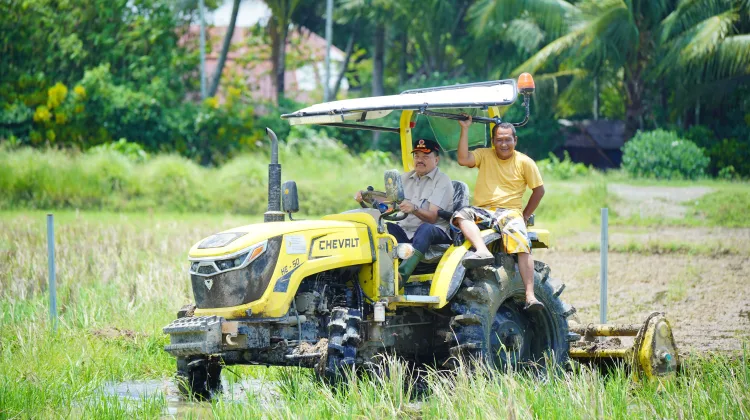 Bupati TRK Serahkan Lima Traktor Kementan kepada Kelompok Tani