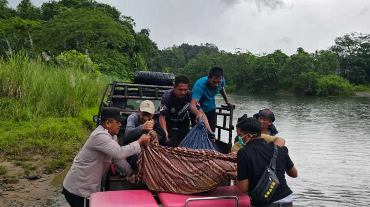 Polsek Darul Makmur Evakuasi Jenazah Warga Alue Wakie dari Kebun