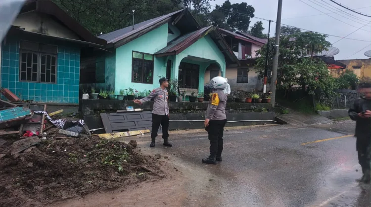 Polisi Gerak Cepat Tangani Bencana Longsor Timbun Dua Rumah di Silih Nara Aceh Tengah