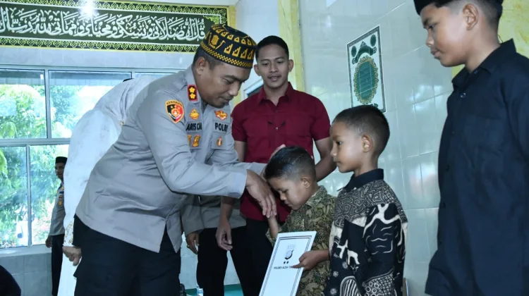 Peringatan Maulid Nabi, Kapolres Aceh Timur Santuni Anak Yatim di Masjid Babuttaqwa