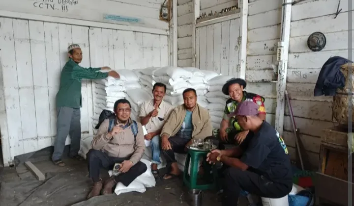 Serda Tuahdi Babinsa Koramil 08/SN Komsos dan Dampingi Pertanian Desa Arul Kumer Selatan