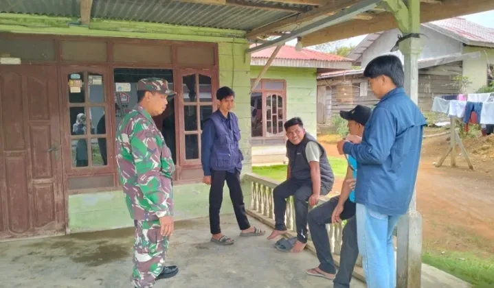 Babinsa melaksanakan komsos dengan Warga Desa Binaan